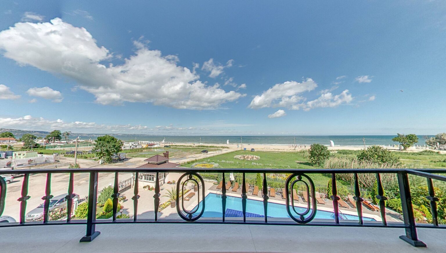 терасен изглед от Хотел Съни Касъл - бутиков хотел на плажа в Кранево