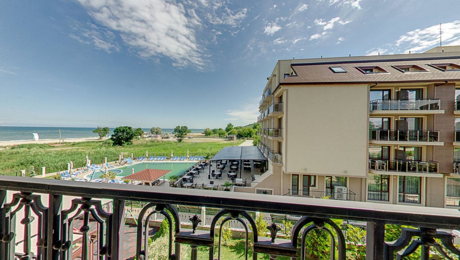 изглед от терасата на фамилен апартамент на хотел Съни Касъл